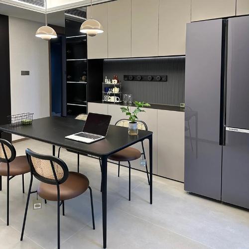 鋁合金帶底板帶橫樑巖板餐桌輕奢現代簡約家用小戶型長方形純黑